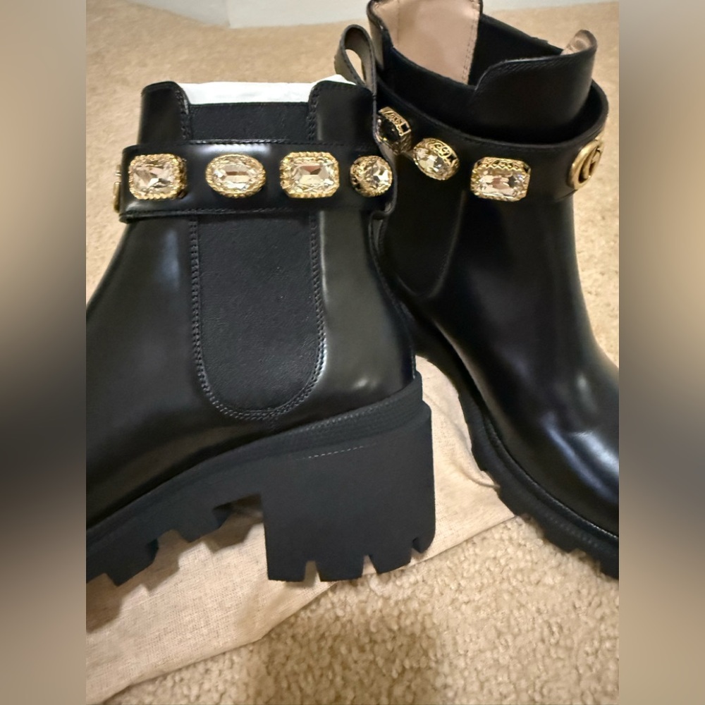 STUNNING!  NEW!  Gucci Trip Logo Strap Chelsea Boot -6.5 - Picture 7 of 14
